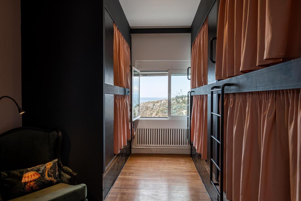 Bedwave Seaside Mansion Pireu